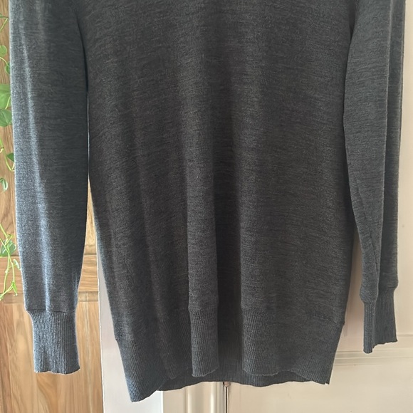 JOHN VARVATOS S 100% wool grey light weight v neck pull over sweater - Picture 4 of 12